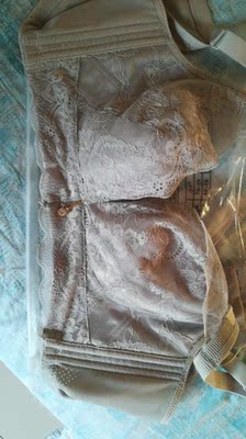 物流挺快的，连个盒子都没有，就一个袋子，收副乳效果不好，不过穿起来舒服！！