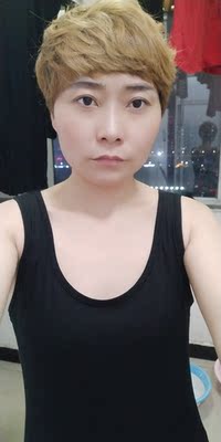 身高160体重一百，身材匀称，穿XL算刚好，和图片模特差不多，不过喜欢穿宽松点的、不知道会怎样呢！面料挺好的不透，推荐值得购买。