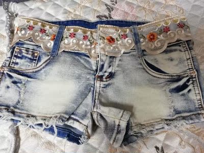 快递很快，前天买的，今天就到了！短裤非常时尚漂亮，颜色也很正，没有色差，面料柔软，穿着舒适，大小合身！非常满意，会继续光顾！