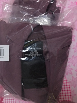 一次买了六件,紫色西服和裤子穿着不是太合适就退了,剩下的几件都很满意。发的EMS,速度还是可以的,不过买了六件赠品也只有一个包包,客服的服务并不是很热情,很官方的,有些问题还没有答复,因此不是特别满意。不过东西质量还是不错的,only的衣服还都比较喜欢。这件买了两个颜色,米色和黑色,都很喜欢。百搭时尚,穿着也很舒服。推荐购买! 一次买了六件,紫色西服和裤子穿着不是太合适就退了,剩下的几件都很满意。发的EMS,速度还是可以的,不过买了六件赠品也只有一个包包,客服的服务并不是很热情,很官方的,有些问题还没有答复,因此不是特别满意。不过东西质量还是不错的,only的衣服还都比较喜欢。这件买了两个颜色,米色和黑色,都很喜欢。百搭时尚,穿着也很舒服。推荐购买!