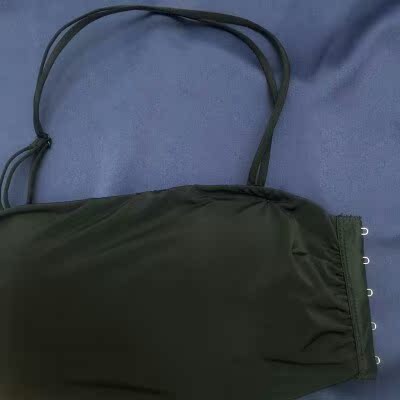 挺不错的一款内衣哦，内衣透气性相当的好，先说说内衣的外表吧，那个颜值呐~，真的是没法跟普通内衣款式相媲美的，内衣穿上身就是感觉灰常的舒服舒适，罩杯大小也适合，第一次买这种是侧排扣的内衣，好赞好酷哦。炒鸡喜欢店家送的原装挂脖带。搭配挂脖带后穿起来好少女哦。店家还送了延长扣，好用心的哦。无钢圈的还是抹胸款式叫我怎么不喜欢呢！穿在身上一点都不会感到勒，罩杯的厚度穿起来很合适。而且还能聚拢我的胸，胸型被衬托的很明显呀。挺拔挺拔的。后背带也是防滑的，我穿着出去怎么玩都没有问题，穿久了也没有束缚感。而且包装真的炒鸡好看的，真的是做好每一个细节的好店家呀。已经安利给身边的人了。