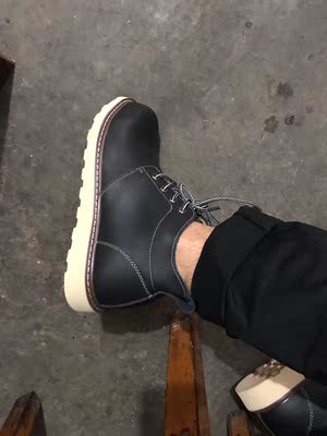 可以，这个鞋型和脚感舒适，就是鞋底有点硬 感觉只用了一点点很薄的二层牛皮