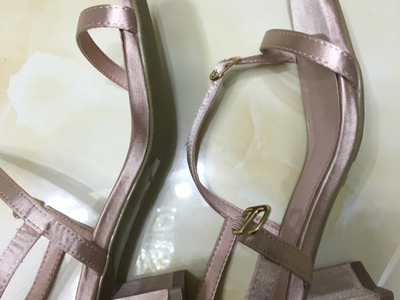 穿了一天不累，也不磨脚，也穿着还行