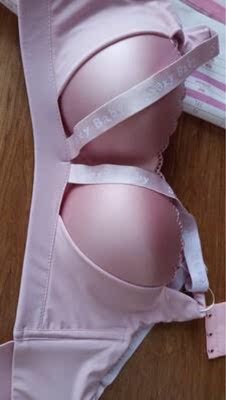 已穿上了，特别的舒服，一点也不勒。本来怕紧的，可穿上一点也不紧，我只是报着试试看的想法买的，没想到这么舒服，穿了好像没穿一样。面料柔软丝滑，手感超好。穿着很舒服，真的很舒很贴身，比起以前买的其他内衣，你家内衣我觉得超值，布料做工细节各方面都秒杀了我以前的内衣，比某些大牌内衣好穿多了。。洗过之后没变形也没褪色。我准备再买两个，我也把链接发给了其他的好友，让她们也来买。面料滑而柔软，弹性好，贴身穿舒服。和图片一样的，没有色差，穿着透气没有束缚感。舒服又无痕迹 ?摸着很舒服 最让人感觉心里舒服的是价格真的很便宜。下次还会继续光顾哈? 非常满意哦，内衣柔软无钢圈，面料摸起来手感非常好，外观很精致，看起来很上档次，而且内衣都是独立包装的，一点色差都没有，颜色特别合我心意，摸上去滑滑的特别舒服，质量很好，一穿上就让人感觉爱不释手，真的很舒服很贴身，也不会空杯，聚拢效果特别好，各位亲可以放心购买