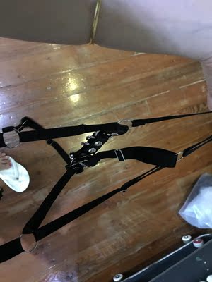 我收到货第一时间打开，试穿了以后发现底部带子和图片不符合，然后研究的途中拆卸扣子掉了，联系卖家，一连换了好几个人和我对接，我说试穿过了她们说没事退回来，那我要求退，又问我吊牌剪了吗？本来打算穿当然剪了，发来一堆文字。大概不可以换。那ok吧，1: 你们产品不符，2: 质量太差 3: 态度恶略 4:转着圈坑 ps，手一拉就坏掉的产品 以后就不要再跑出来喊自己和别人不一样了