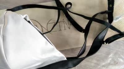 哇哇哇，包裹收到啦，你们家的物流真的是好快呀，棒棒的。前后这都没到24小时呢，内衣款式我也是好喜欢的，薄薄的杯，三角杯款式穿上后好性感呀，沟沟不用挤，都好明显！嘻嘻，这就是我想要的内衣啊！内衣好轻盈的，穿戴之后不会给胸部带来沉重的负重感，清洗也好方便，用肥皂搓搓再过下清水就ok了！