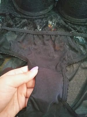 这款质量很不错呢，不知道是不是新的穿起来比较舒服哈哈(ಡ&omega;ಡ)hiahiahia。反正是挺舒服的，这几年一直在他家买的内衣，有些满意有些不满意，几乎都是满意的只有一次不满意不过也没退，这次买了六套，都很满意，价格也不贵，款式也很好，质量手感不错的。这两套都很喜欢，款式都很喜欢，都不错，特别喜欢后面，这个蕾丝这样穿起来感觉很性感。嘻嘻(♡˙︶˙♡)建议购买。发货很快。物流也很快。下次需要还回来购买的。