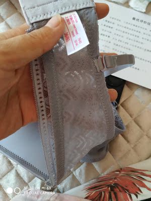 质量很好，穿上很舒服，肩带不勒，侧面也不勒，两侧是双层的，个人比较喜欢