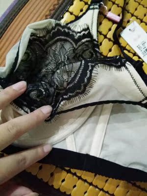 一件内衣包装盒都好大，好赞，很上档次呢，蕾丝边特别好看。很适合大胸，也适合夏天