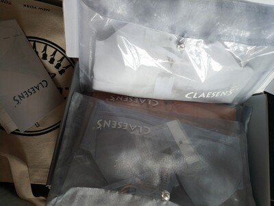 包装盒、字体都很清新，送的帆布袋也是日常百搭款。每个bra配了一个很中国风的袋子，材质和盘扣看着好感倍增。试穿了一下，bra尺码正好，没有钢圈的束缚，下围比较舒服。就是没有有钢圈的有型，没有聚拢之类的效果，但舒服就好，秋冬就要来了，舒适才是王道。到底怎样还要之后穿了才能有评价。买了三款，没款没有蝴蝶结的那款效果好