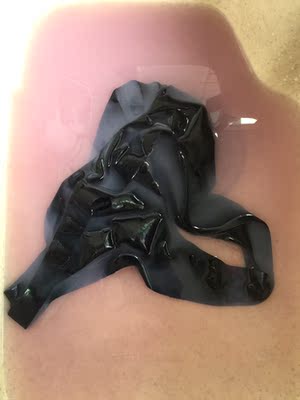因为贴身的产品所以买回来先泡水洗后在使用，结果一泡水掉色了