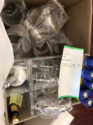 刚收到，嘻嘻嘻一大箱子，拆开一数没差，看了无数家最后拍了这家，比外面卖的要便宜很多，前几天卖3万一台机子的商家来家里推销，我了解了一下。没有什么很特别？款式也不新，所以还是决定下单这家，这一家果然没让我失望，东西质量都非常不错，五分