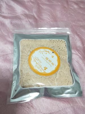 我买过他家几款蕾丝的，很软和不扎肉而且穿着透气，深浅色混洗不褪色。之前买的穿这久没抽丝现象，比实体店便宜很多，值得购买😃