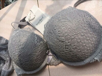 颜色很正，干干净净的，下水洗了不会褪色，款式很好看，码数也刚好。