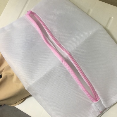 本来只想买两件，为了参加店铺满赠又多买了件新品129块钱的。内衣总体来说是不错的。无论是上身还是包装都很满意。和页面介绍说的一样，舒适无痕，不会勒出一道一道的痕迹。非常不错。