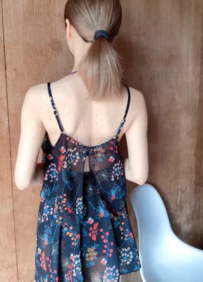 发货很快一下就收到了 和图片没有差别 超级喜欢这个三件套 不穿外套性感 穿了外套又不会太暴露 满意！