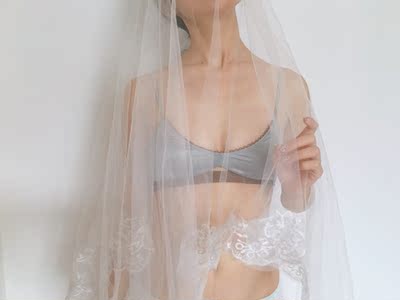 内衣穿着挺舒服的，而且做工也不错，挺轻薄的，而且也真的蛮好看的，这个价格也挺美丽的～挺满意的