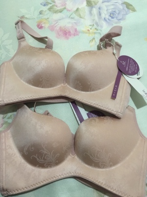 买了2件，衣服跟实体店一样，正品。开始还犹豫，买回来后没后悔。谢谢老板的正品