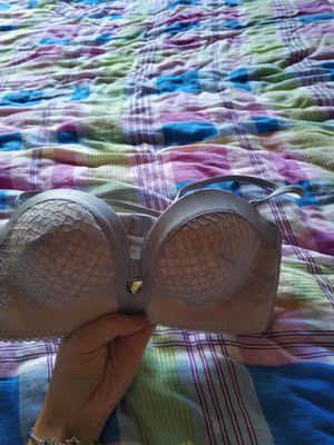 两边有点勒，穿着不是很服帖，细肩带很好。但是都是有圈的