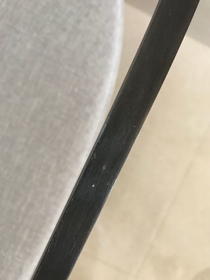 1.实物跟图片完全不是一个颜色 客服说是拍照色差 具体是不是色差 大家自己看照片吧。2.桌子不厚实 地下是空的 不是整块厚板 3.整体晃动感比较强 感觉支架会散 不小心碰到一下角都感觉会断。4.表面的油漆是那种哑光的封闭漆 比较厚 不像图片那样木头的纹路清晰。5.到底是不是进口白蜡木暂时不能确定 不过木头是实木。6.铁的那把椅子掉漆严重 不知道是物流原因还是什么原因，店家答应上门修补，不过暂时还没上门来。