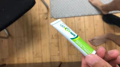 药膏小小的一只 刚涂上的时候很刺激 涂完以后明显感觉不疼了 哈哈哈 挺好的！！