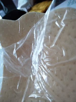 感觉上胶很差。觉得硅胶的太重才买的这个，可是摸起来黏腻感很重，胶很不平整的那种，感觉就是一次性的。之前买过这家的内衣套装觉得还可以才买的这款，感觉很不好