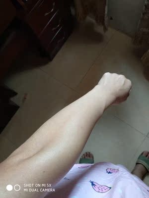 看图，我手汗毛巨多而且还长，用了这款脱毛膏脱的很干净，挺温和的不刺激，脱毛膏味道也好闻，哈哈  准备在脱腿毛跟腋下毛。