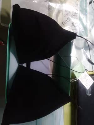 衣服收到啦，质量还是很好的，纯棉，我买了客服推荐的码数，试了一下刚合适，所以买的时候还是要听听客服的建议的，我害怕质量不过关还买了运费险，所以不确定的喜不喜欢的也可以买。有一点点小不开心是盒子压坏了一点，不过不影响衣服，客服态度也很好，值得推荐购买