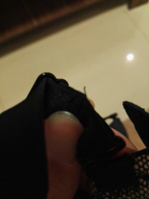 多处线头 砸线不齐 咧口严重 明显异味 上下衣一样严重内裤和商场同款根本不一样大 大处两个边大小 面料弹性都不同