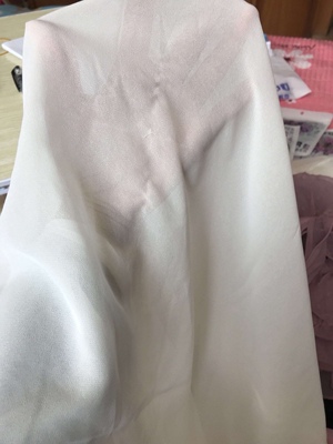 东西差，服务态度差。打开包装就发现抽丝了，还有一件衣服，上面有好几处明显的油渍。包装好有什么用啊？最主要的不是东西好吗？总之东西非常的不好，服务态度也非常的不好，不建议买。