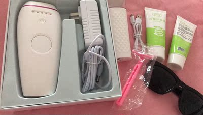 店主很贴心，送了两个芦荟胶还有墨镜，期待效果