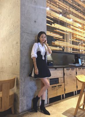 像拆礼物一样拆开她家的宝贝。这件种草了好久才下手，特意买来出街当裙子穿的 手感光滑 特别喜欢胸前的蕾丝 拍了好久的照片 感觉自己一直没有把裙子拍好了 很懊恼呜呜 实物更好看！！