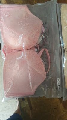 宝贝收到尺码合适点上身效果不错，店家还送有小礼物哦满意