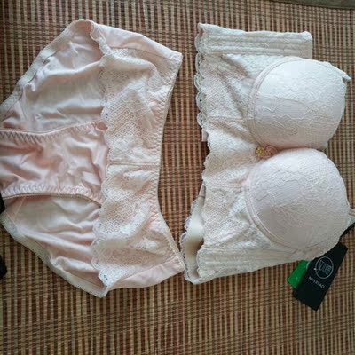 一直都想买件调整型文胸，这次是真的遇到了！本人是介于两杯之间的胸型，无论是网购也好，还是实体店也好从未买到过真正适合自己胸型的文胸，家里不知到底买了多少件了，都是穿一回不舒服就扔在那儿了！这次看到此店铺是专业塑形的，还赠送运费险，就抱着试试看的态度购买了此款文胸，没想到收到货后给我带来了这么大的惊喜――不仅穿着合身舒服，聚拢效果棒棒哒！本着家族有遗传性平胸，原来穿32A的，穿了这款就得买大一号，现在提升到34A的了，另外文胸带有芳香精油，它会随着体温而散发自然的香气！难怪专业知识上说，真正调整型的文胸，穿上一段时间胸型就会有明显的改变，这次是真的买对方向了，超赞！对于专业的客服和专业的卖家，我在此谢过你们了，是你们的专业知识才给我带来了丰满自信，真心感谢你们！