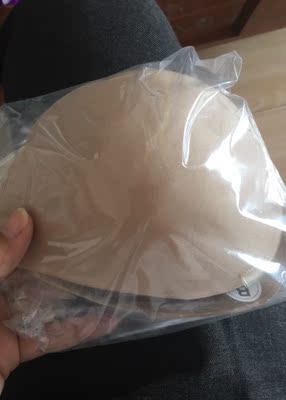 看着不错，摸了摸边角，摸着挺粘的。过几天拍婚纱照，希望一整天都给力，不要掉哦。