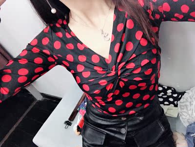 红点点很洋气,V领很好看。她们家衣服面料很舒服。 红点点很洋气,V领很好看。她们家衣服面料很舒服。