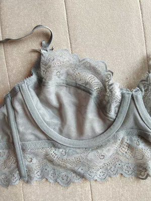 赞 蕾丝很柔软！而且质感也很好！大胸微胖的福音！真的很难买好看好穿的  重点是内裤不是低腰的！生完孩子低腰真的穿不住  这个真的赞！店家态度也好！拍的尺码不一样还细心问清楚是不是买错尺码  幸亏问了下不然就小了！