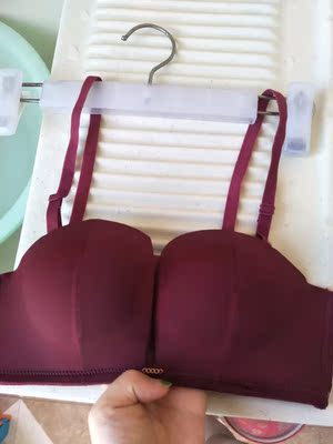 质量还可以，挺适合小胸女孩穿的，还挺舒服，我穿72a刚刚好