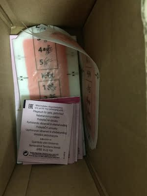 巨便宜!太便宜了!试用了,使用感和以前买的差不多,也有湿纸巾,味道也闻不出太大差别,因为也没有以前用的可以立刻做对比了,感觉就是正品,就是没有包装,也不知道卖家什么进货渠道,反正目前觉得很划算~ 巨便宜!太便宜了!试用了,使用感和以前买的差不多,也有湿纸巾,味道也闻不出太大差别,因为也没有以前用的可以立刻做对比了,感觉就是正品,就是没有包装,也不知道卖家什么进货渠道,反正目前觉得很划算~