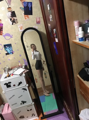 短裙料子挺厚的