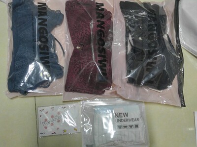 一口氣買了3套哈~款式滿意,試穿了也沒覺不舒服,店主還送了一条棉內褲和一块小鏡子,感謝! 就是洗的時候好大味道,希望能快點散掉、散掉散掉...