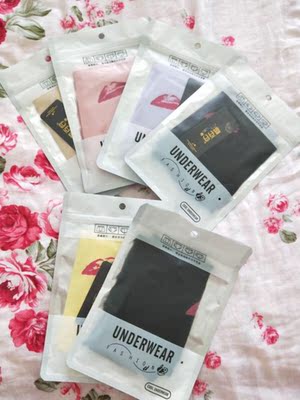 款式就选了好久，都是很喜欢，因为款式太多了，亲肤不厚，穿着没有什么不适感，收腹效果不错。花纹新颖别致，都是特别的喜欢，还是客服给我推荐的，收到后一看还挺喜欢的呢，也是我想要的那种，穿了，感觉很舒适，亲肤，弹力很好，不会勒。按产品描述里的码买大小合适的呢。确实物超所值了，这家的内裤舒服的没话说，包装也很小清新，独立包装，很满意的。