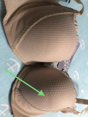 大小正合适，比较贴合舒适度可以。但是内里有点折痕，而且内里不是布料不确定透气性如何，活动价格还挺划算的，穿一段时间再看看。