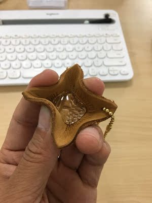 心水了十多年了,总算买了,哈哈哈😄 款式、用料、做工没得说!还送了个鞋包,尽管没什么用,但也体现了商家满满的诚意。 很多人说磨脚,估计是鞋舌和鞋帮连接处的褶皱造成的,鞋带绑紧点感觉还行。待观察。 用标签皮子测了下防水性,像这样盛着水过了五分钟,完全没吸收,感觉鞋子淋个雨涉个水啥的问题不大吧。 上脚感觉也不错,有点沉但很有质感。增高效果很好,顿感自己180+了😂 心水了十多年了,总算买了,哈哈哈😄 款式、用料、做工没得说!还送了个鞋包,尽管没什么用,但也体现了商家满满的诚意。 很多人说磨脚,估计是鞋舌和鞋帮连接处的褶皱造成的,鞋带绑紧点感觉还行。待观察。 用标签皮子测了下防水性,像这样盛着水过了五分钟,完全没吸收,感觉鞋子淋个雨涉个水啥的问题不大吧。 上脚感觉也不错,有点沉但很有质感。增高效果很好,顿感自己180+了😂