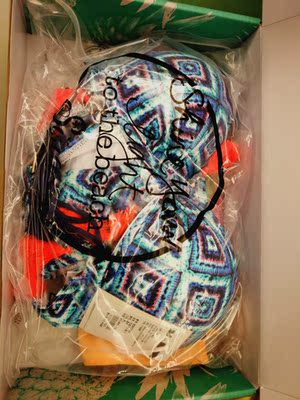 本来以为大了  发现后边是可调的  非常合适  显得胸超级大  好看好看  包装都很好  还赠送了毛巾和防水袋