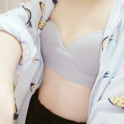 宝贝好早就收到了，之前没有试穿只对包装产品首次的感觉觉得还可以，现在穿了回馈下我的真实感受。事实证明这款产品的确很不错，面料特舒服，尺码也准，本来以为这样没肩带的内衣穿上会下垂，但是效果真的很好，特别有形。罩杯薄厚适中，更聚拢更透气，物流很快，一起买了几家，这家最快了！！！最先到货的，快递小哥服务态度好，拆开包裹产品没有异味，很不错的，内衣材质很好，质感很好，现在看来是很满意的，这个价格也很划算，不贵，卖家也很贴心没有在外面写我买的是什么产品，哈哈。不然收货的时候好尴尬呀。喜欢的可以下手哦，值得推荐呢