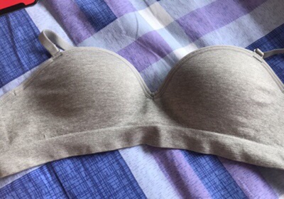 宝贝好早就收到了，之前没有试穿只对包装产品首次的感觉觉得还可以，现在穿了回馈下我的真实感受。事实证明这款产品的确很不错，面料特舒服，尺码也准，本来以为这样没肩带的内衣穿上会下垂，但是效果真的很好，特别有形。罩杯薄厚适中，更聚拢更透气，物流很快，一起买了几家，这家最快了！！！最先到货的，快递小哥服务态度好，拆开包裹产品没有异味，很不错的，内衣材质很好，质感很好，现在看来是很满意的，这个价格也很划算，不贵，卖家也很贴心没有在外面写我买的是什么产品，哈哈。不然收货的时候好尴尬呀。喜欢的可以下手哦，值得推荐呢