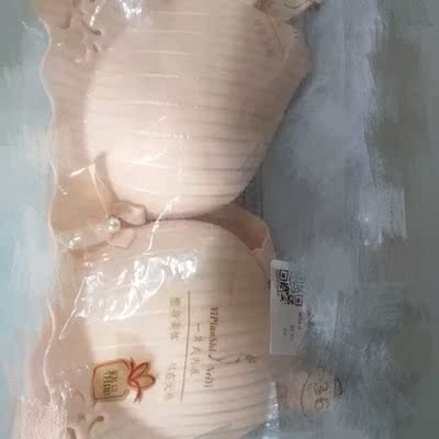 肤色温和，黑色性感。特别喜欢她家衣服。 每次都从她家拿，快递也比较快，客服态度也好。