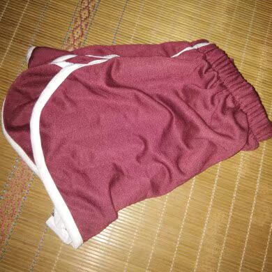 红色更霸气一点  然后适合搭配衣服  一样的舒服  支持!