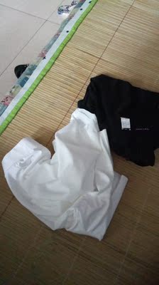 感觉是很好的打底裤啊，布料是滑滑的那种，黑的也不掉色，白的还不是透，最重要的是不会滑上去，